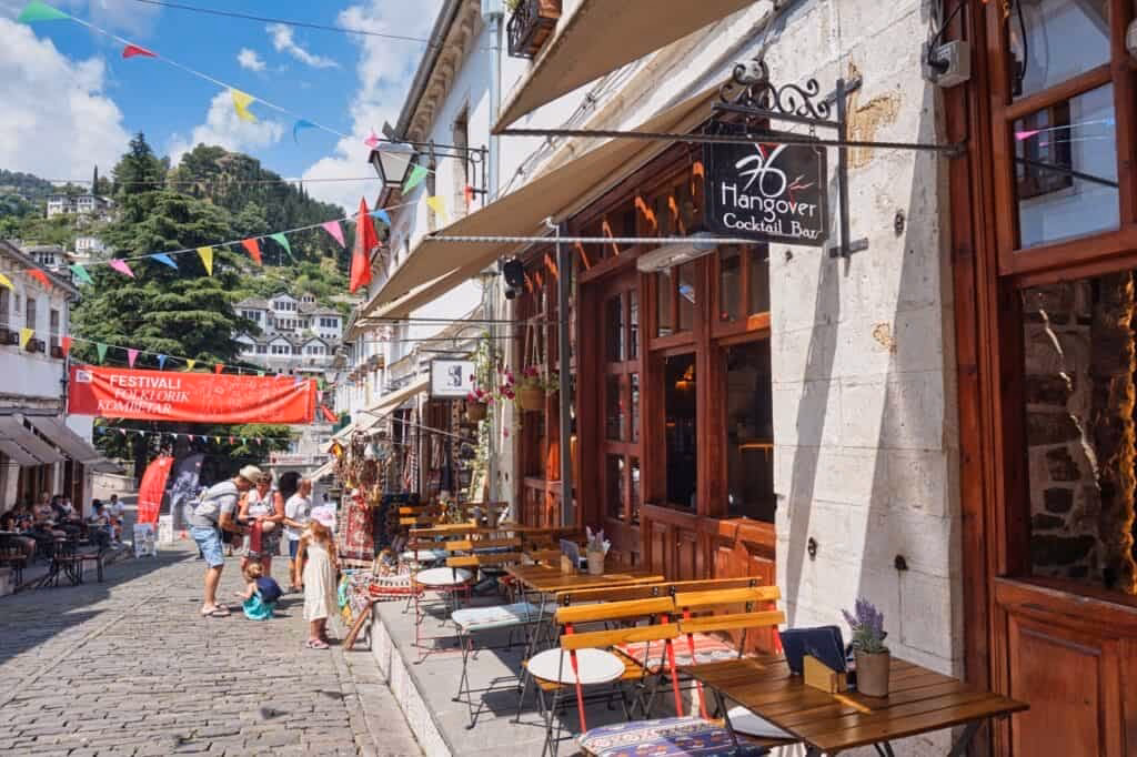 Kann man mit 1000 Euro in Albanien leben?