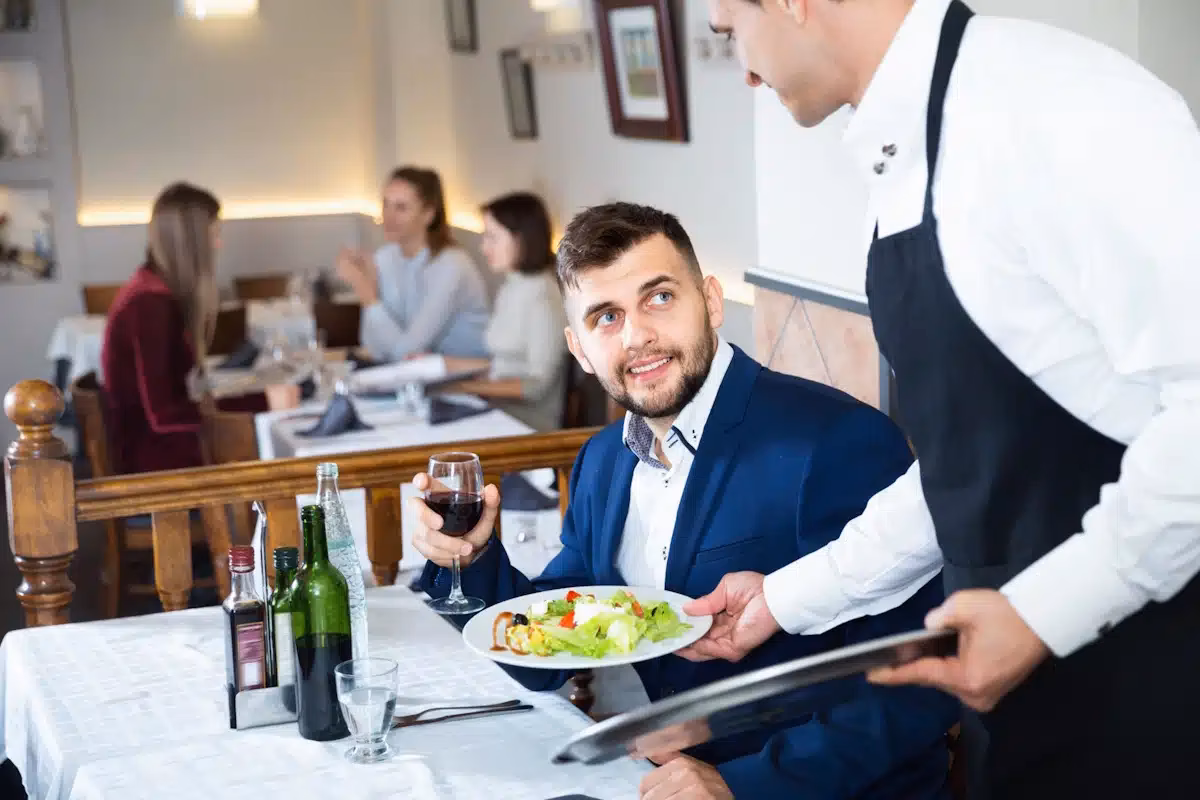 Wie nennt man eine Bedienung im Restaurant?