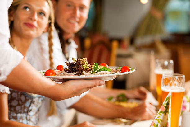 Wie ruft man im Restaurant die Bedienung?