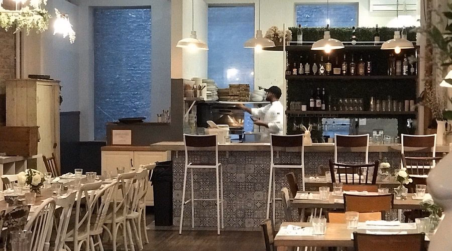 Wer ist der Besitzer des Restaurants Babushka?