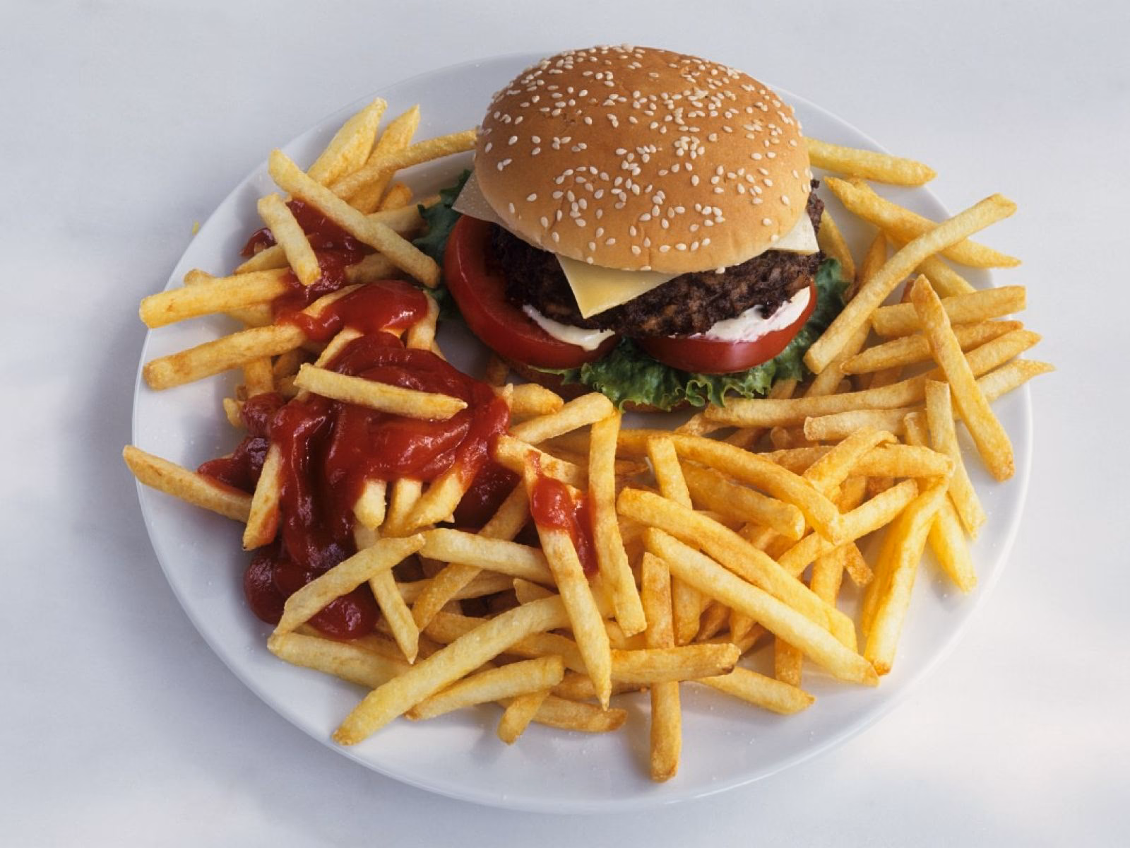 Wie viele Kalorien hat ein Burger mit Pommes?