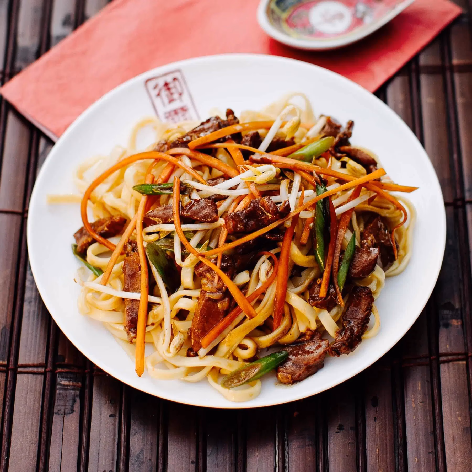 Was wird in chinesisches Essen gegeben, damit es besser schmeckt?