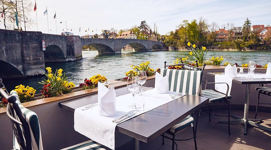 Welche Restaurants sind auf der Mein Schiff 4 inklusive?