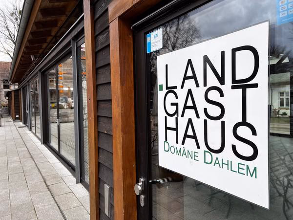 Wo kann ich bei einem Besuch der Domäne Dahlem parken?