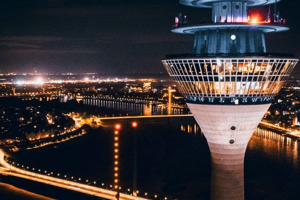 Kann man im Rheinturm essen?