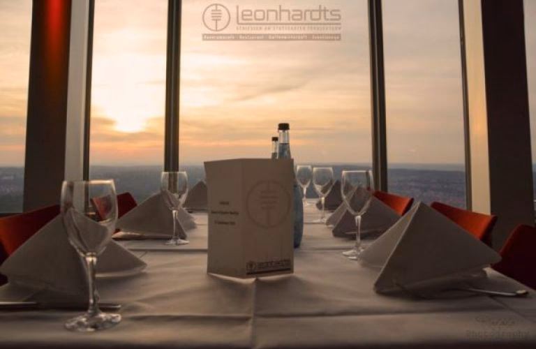 Wie kann ich einen Tisch im Leonhardts Restaurant am Stuttgarter Fernsehturm reservieren?