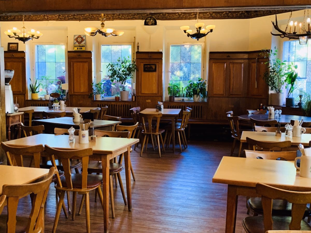 Wer ist der Inhaber des Grünen Baums in Fürth?