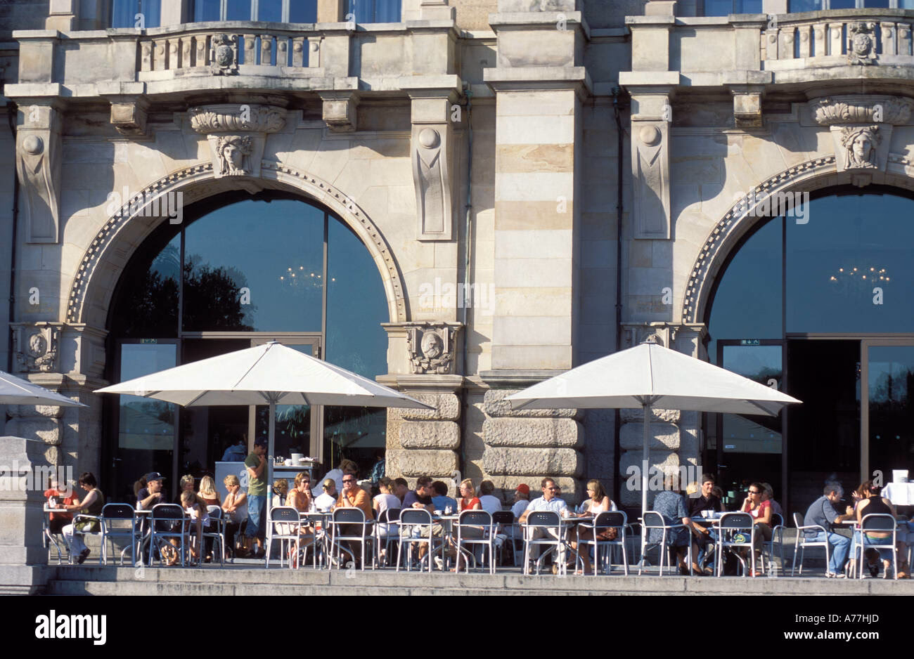 Wie alt ist das neue Rathaus in Hannover?