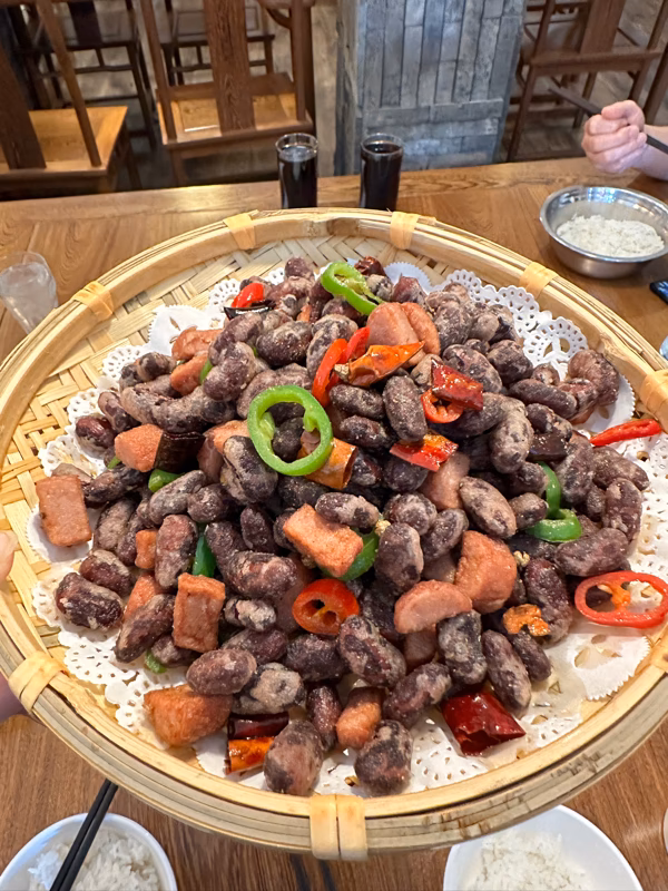 Wer ist der Besitzer des China Gate Restaurants?