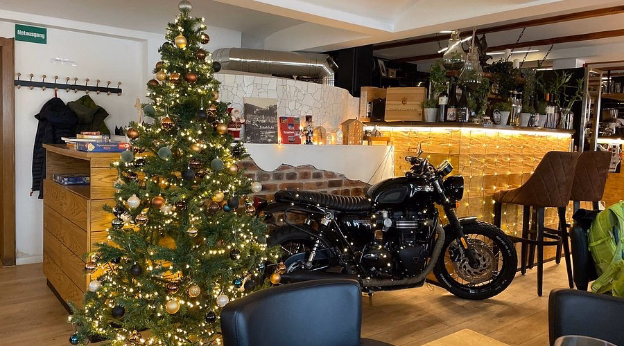 Wem gehört das Hotel Adler?