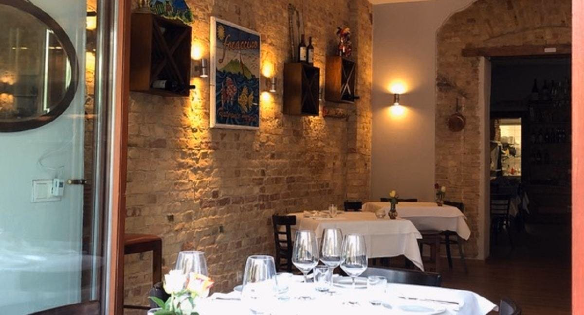 Wie bezahlt man in einem italienischen Restaurant?