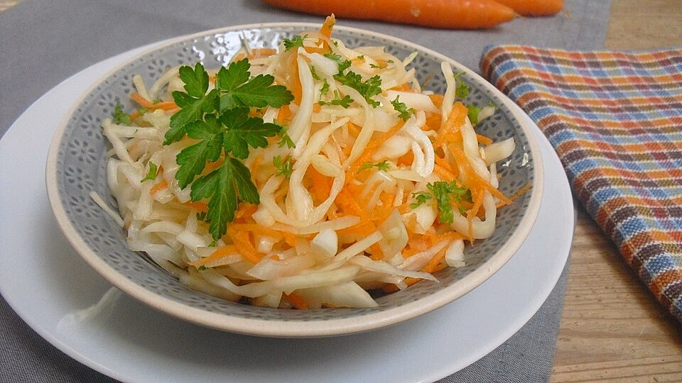 Warum wird Mineralwasser in Krautsalat verwendet?