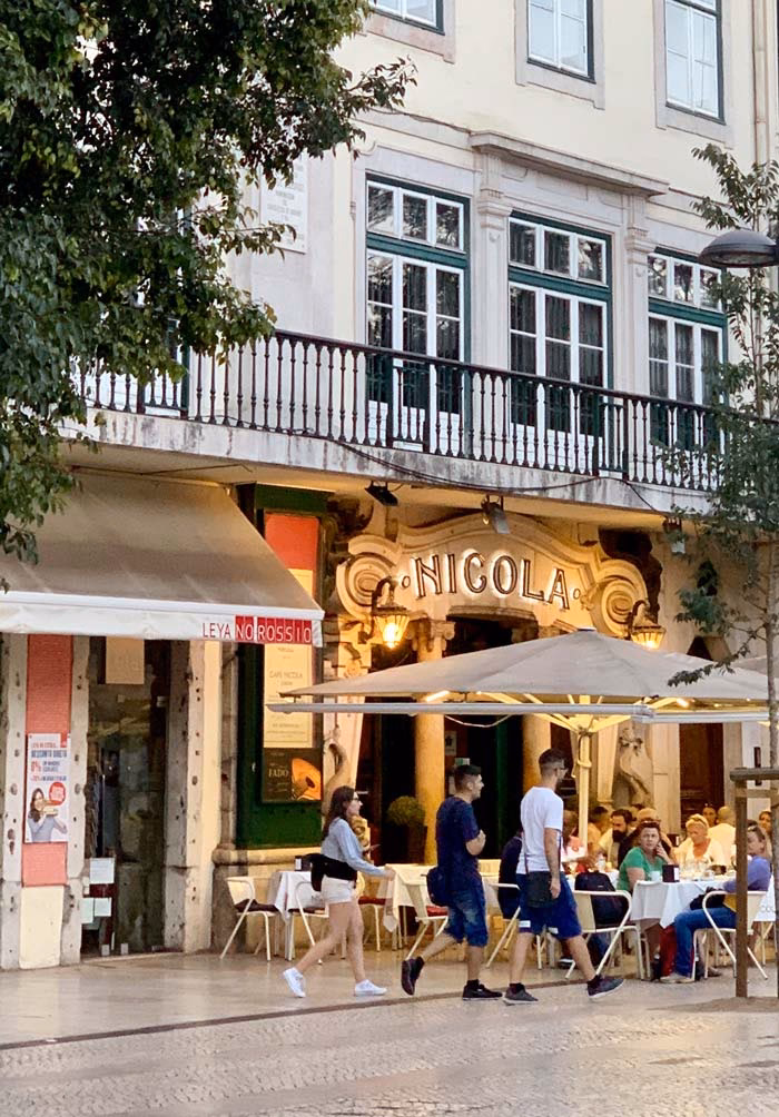 Wie heißt das Altstadtviertel in Lissabon?