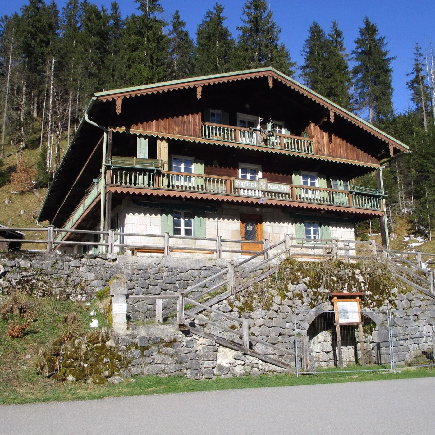 Wie heißt das Hotel von Manuel Neuer am Tegernsee?