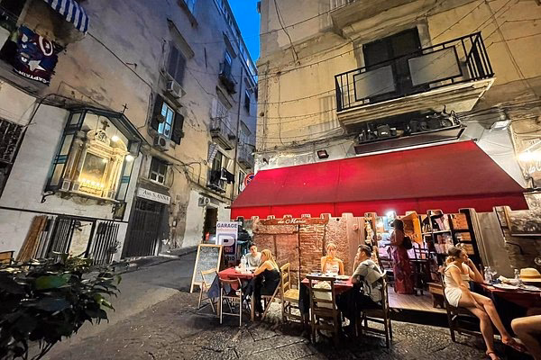 Was sollte man in Neapel gegessen haben?