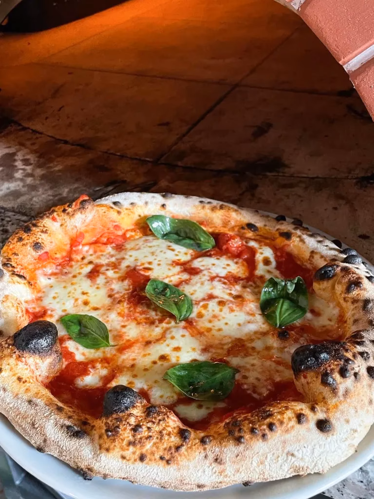 Was ist der Unterschied zwischen neapolitanischer und italienischer Pizza?