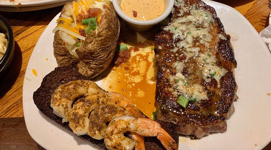 Hat das Outback Steakhouse eine Bar?