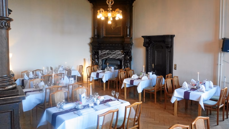 Welche Geschichte hat Schloss Rauischholzhausen?