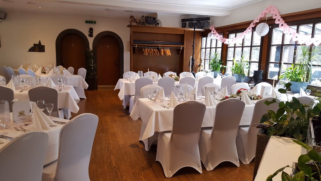 Welche Plätze sind auf Burg Wilhelmstein überdacht?