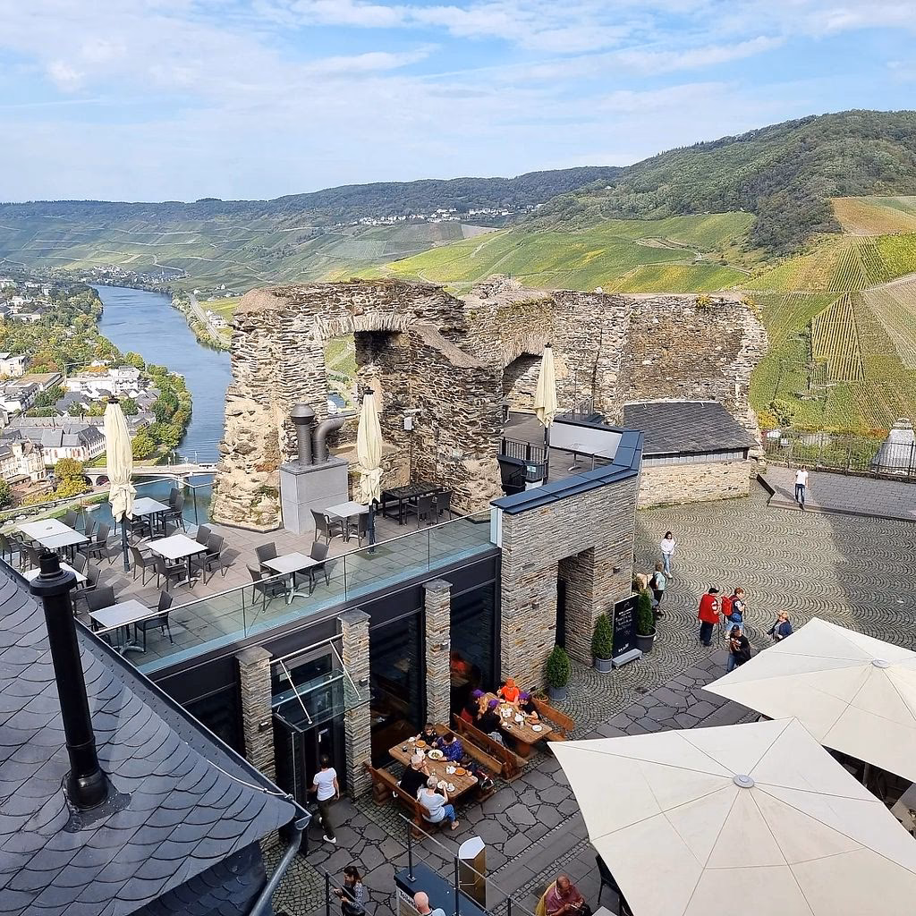 Wem gehört die Burg Landshut?