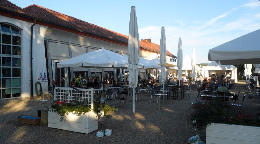 Wem gehört das Schloss Seehof?