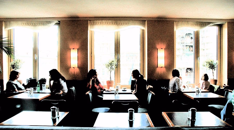 In welcher Stadt findet man den Marienplatz, wo jeden Tag Touristen und Touristinnen ein Glockenspiel Carillon sehen können?