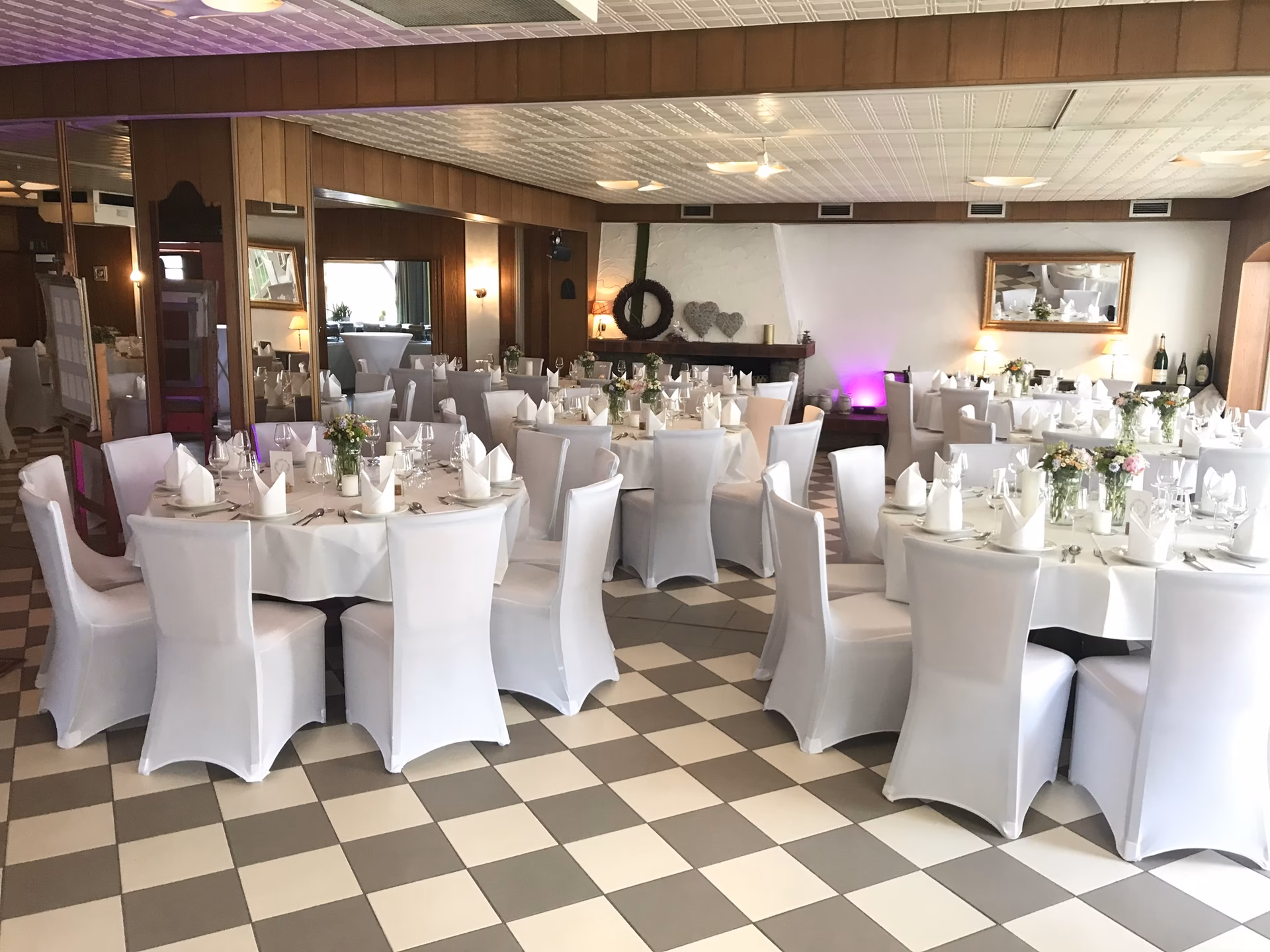 Wie hoch sind die Zimmerpreise im Holskenbaend Hotel?