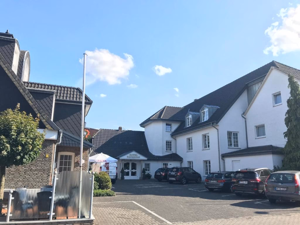 Wie hoch sind die Zimmerpreise im Holskenbaend Hotel?