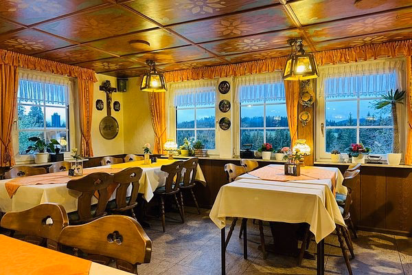 Wie heißt die Einkaufsstraße am Titisee?