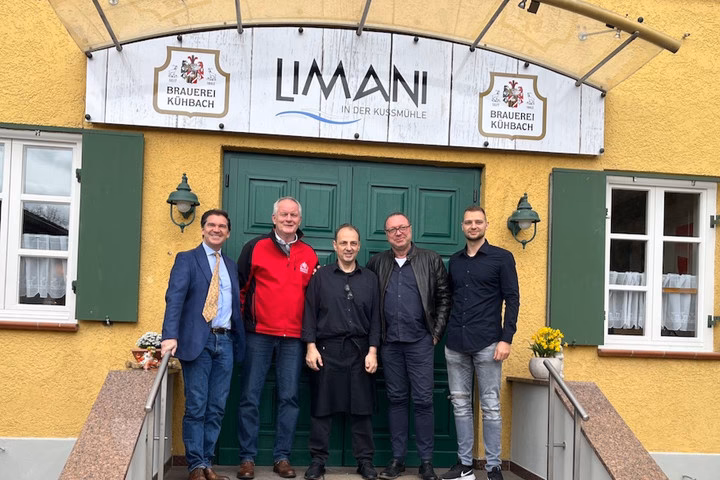 Wer ist der Besitzer des Limani Restaurants?