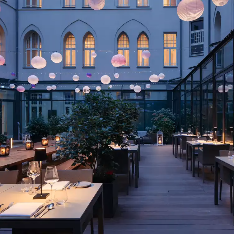 Wie heißt der Außenbereich des Restaurants?