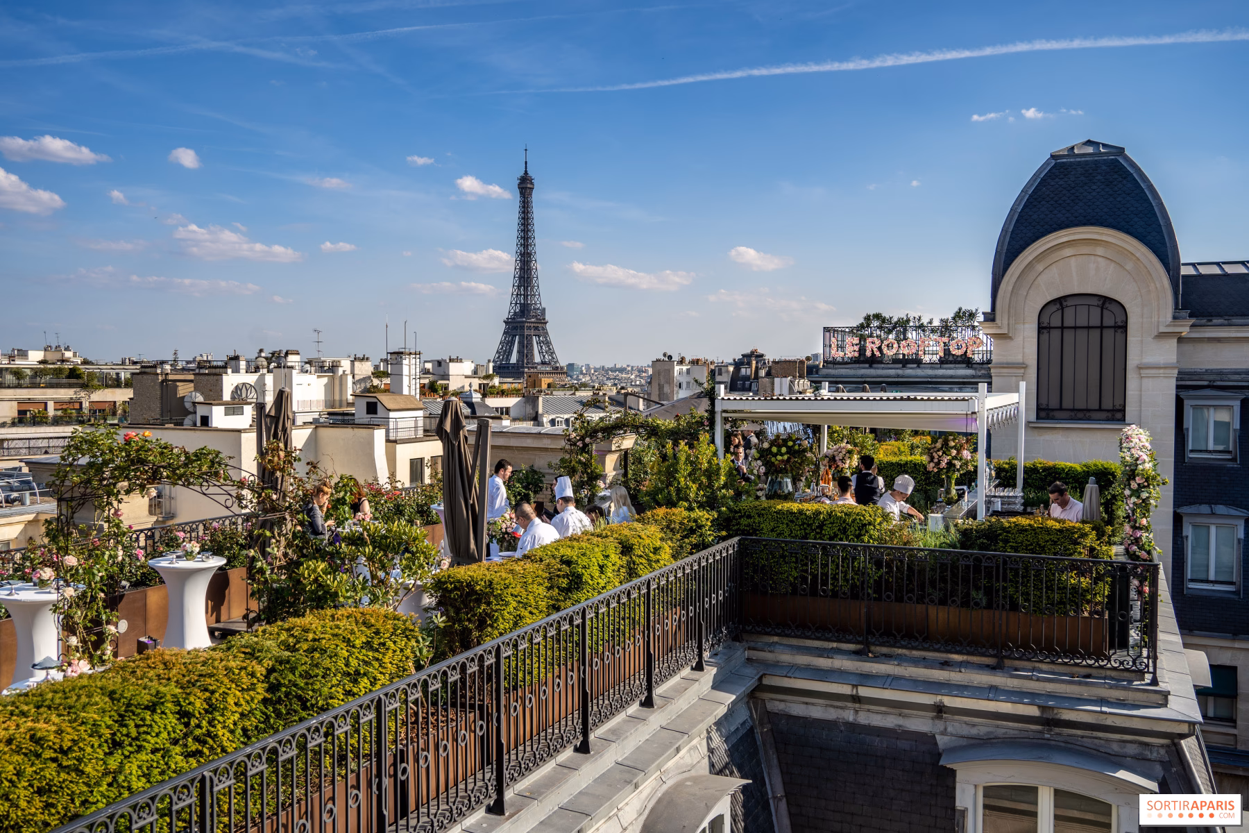 Welches Restaurant in Paris bietet einen Blick auf den Eiffelturm?