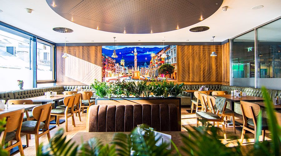 Im oder in einem Restaurant zu Mittag essen?