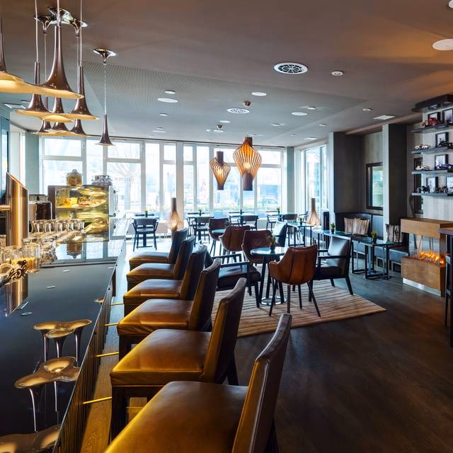 Wie weit ist die Festhalle in Frankfurt vom Bahnhof entfernt?