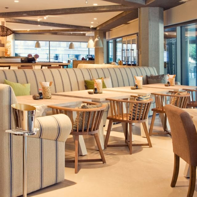 Wie viele Personen passen in die Festhalle in Frankfurt?