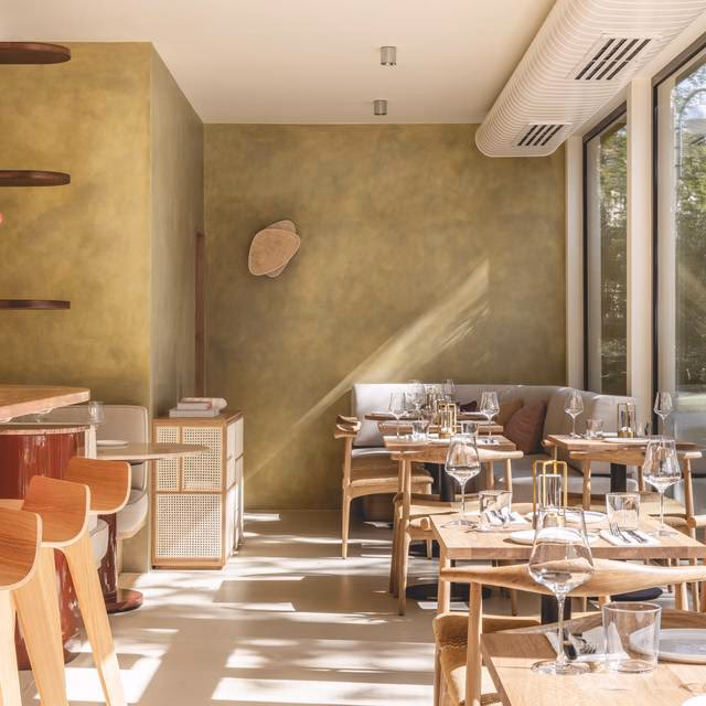 Wie weit ist die Festhalle in Frankfurt vom Bahnhof entfernt?