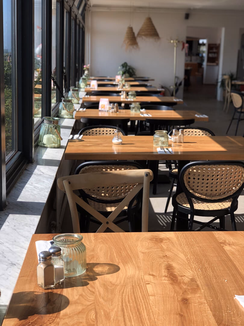 Was ist ein Hochtisch im Restaurant?