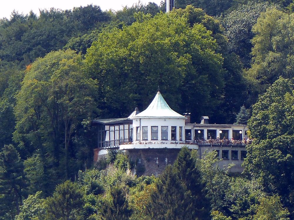 Welches Restaurant gehört Mirja Boes?