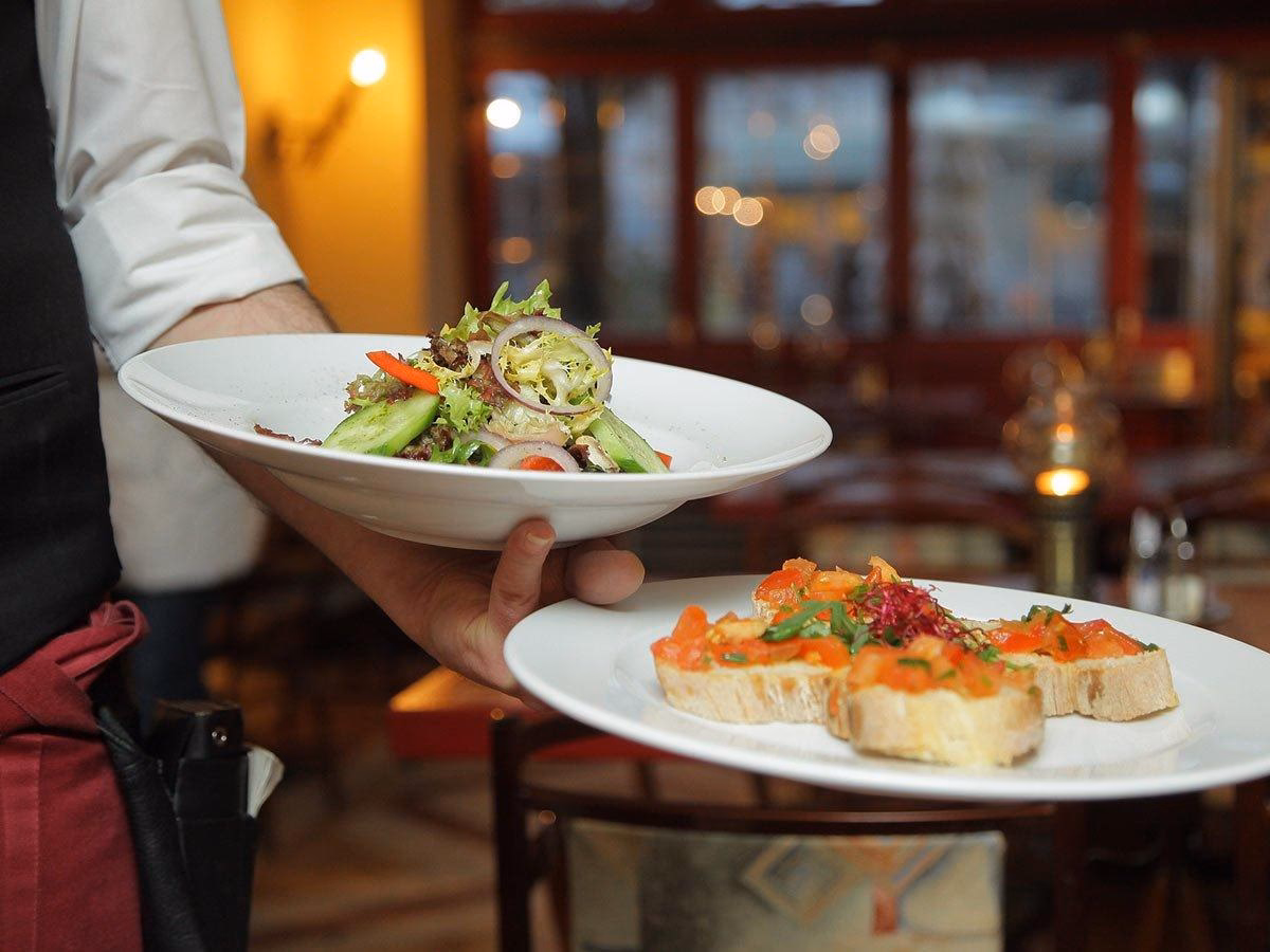 Was für eine Restaurantart ist ein voll ausgestattetes Restaurant mit Sitzgelegenheiten und Mittag- oder Abendessenangeboten?