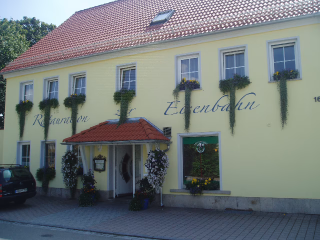 Wem gehört das Restaurant in Two Trains?