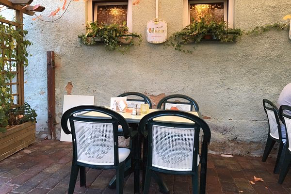 What is Baton Rouge restaurant known for?