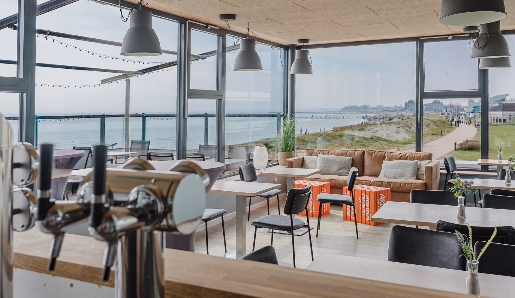 Wann wurde das Ifa Hotel Fehmarn gebaut?