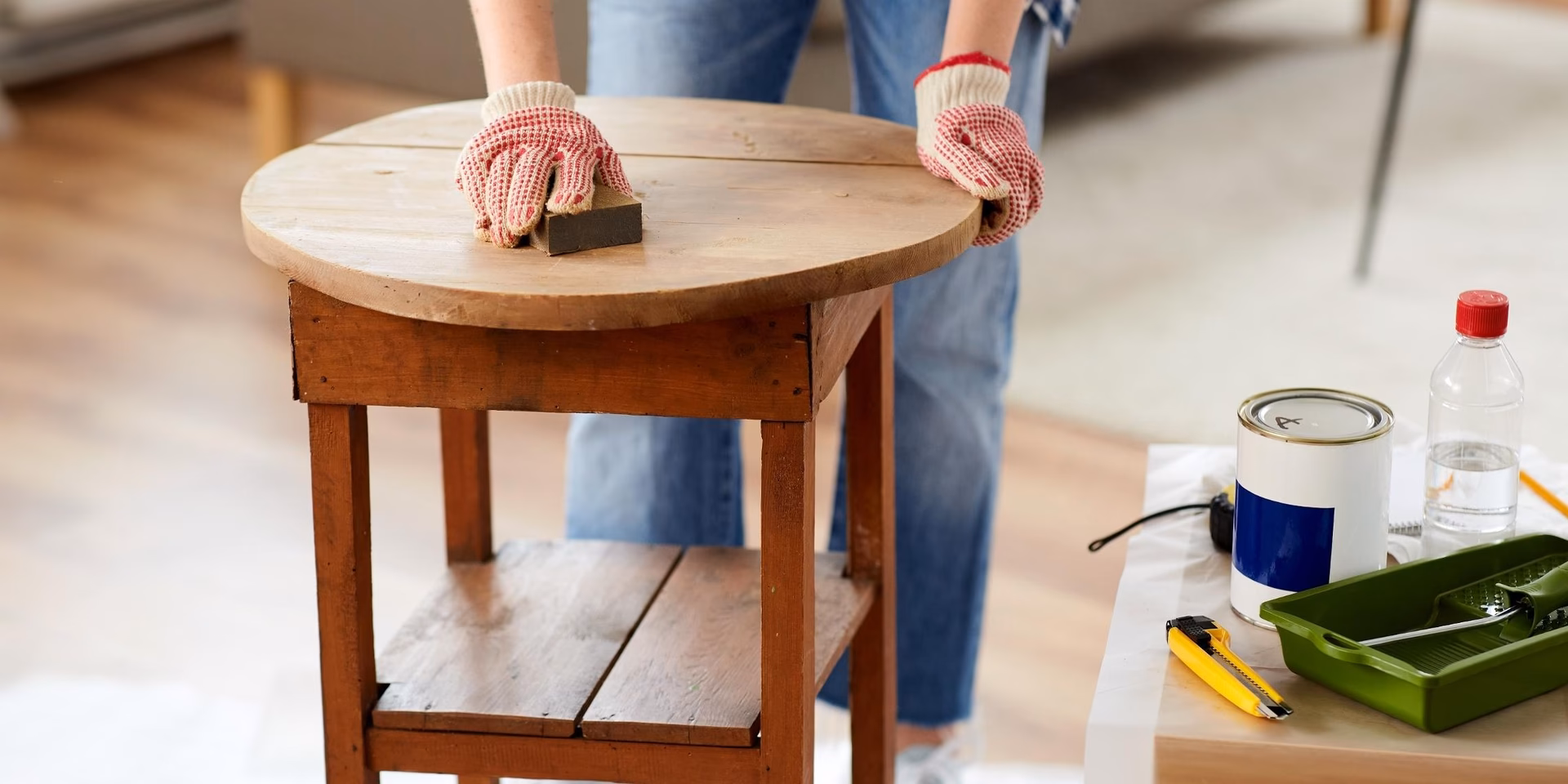 Wie nennt man es, wenn man alte Möbel repariert?