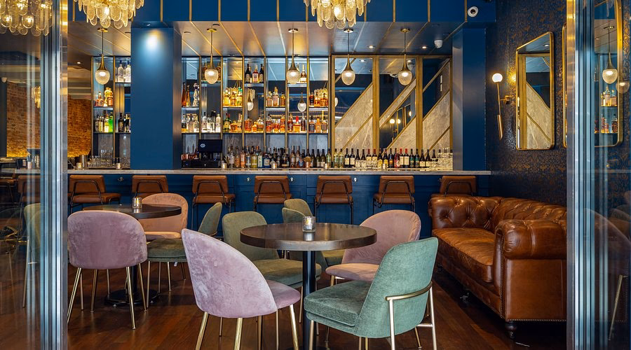 Was passiert, wenn Tom Gatsby und Nick im Restaurant trifft?