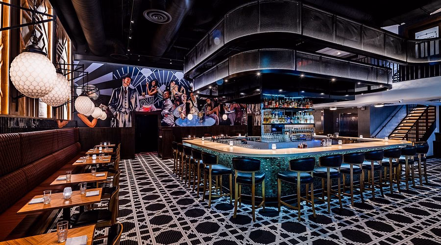 Wen treffen Nick und Gatsby im Restaurant?