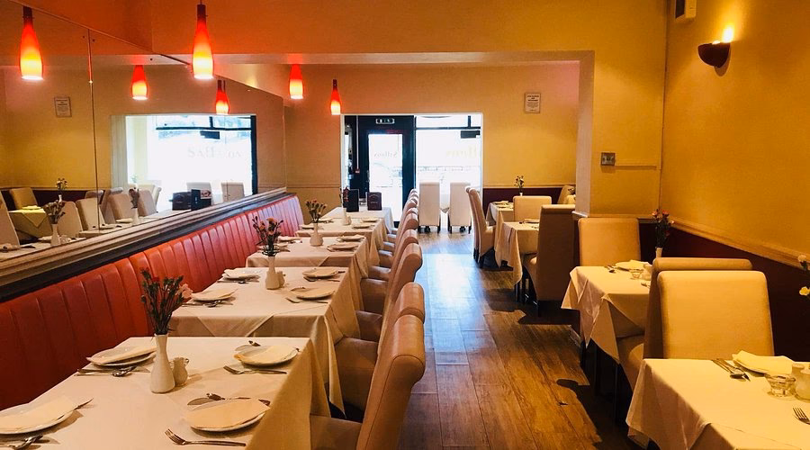 Welche Kleiderordnung gilt im Restaurant Saffron?