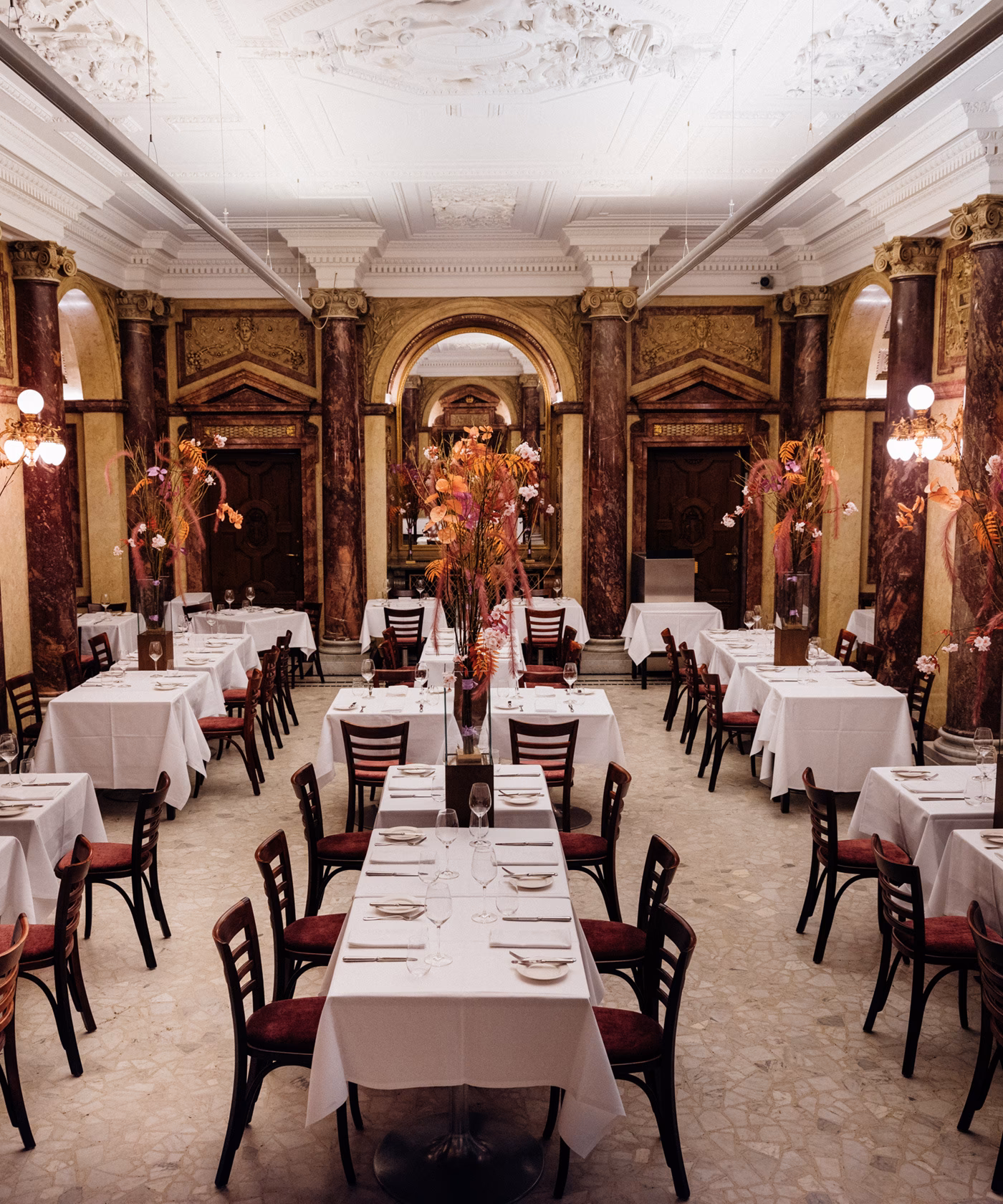 Welche Figur steht im Burgtheater?