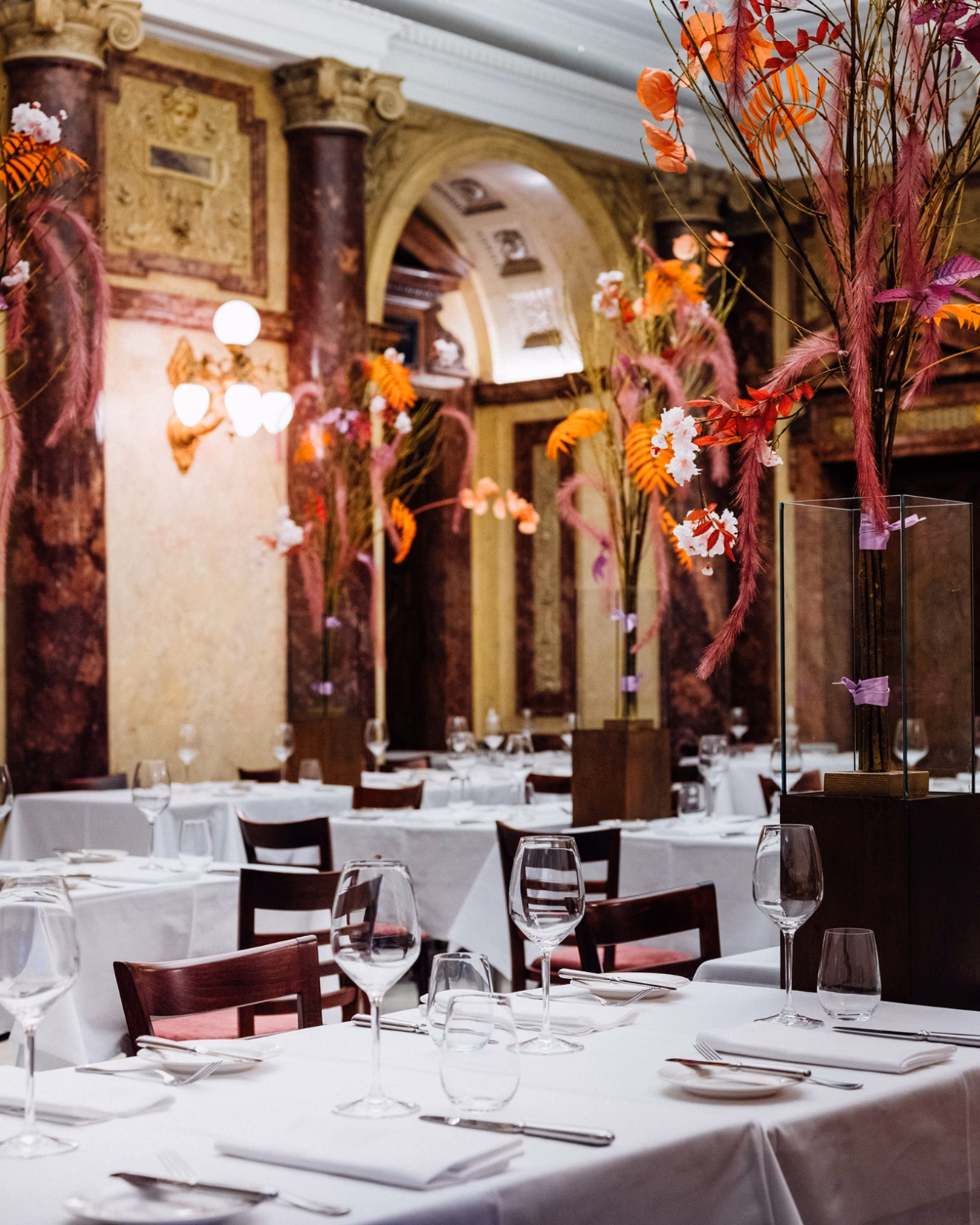 Wann wurde das Burgtheater wiedereröffnet?