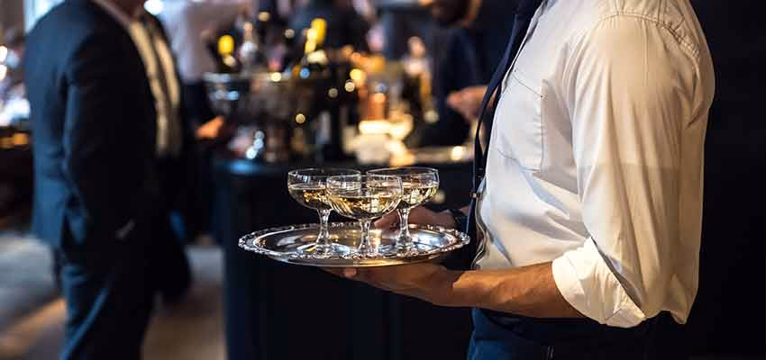 Wie hoch ist ein typisches Trinkgeld im Restaurant?