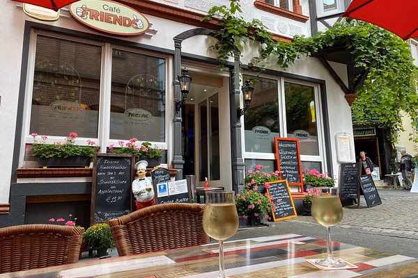 Wie hoch liegt Zell an der Mosel?